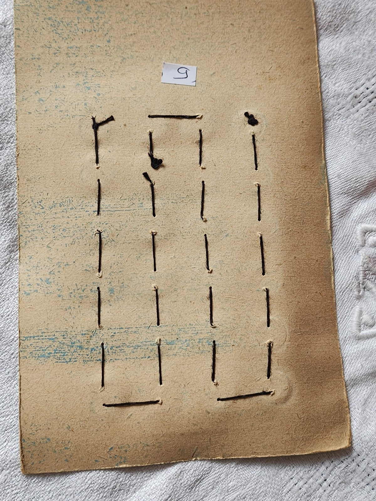 Plaque 24 boutons anciens en nacre gris 1,2 cm année 20/30 N°9