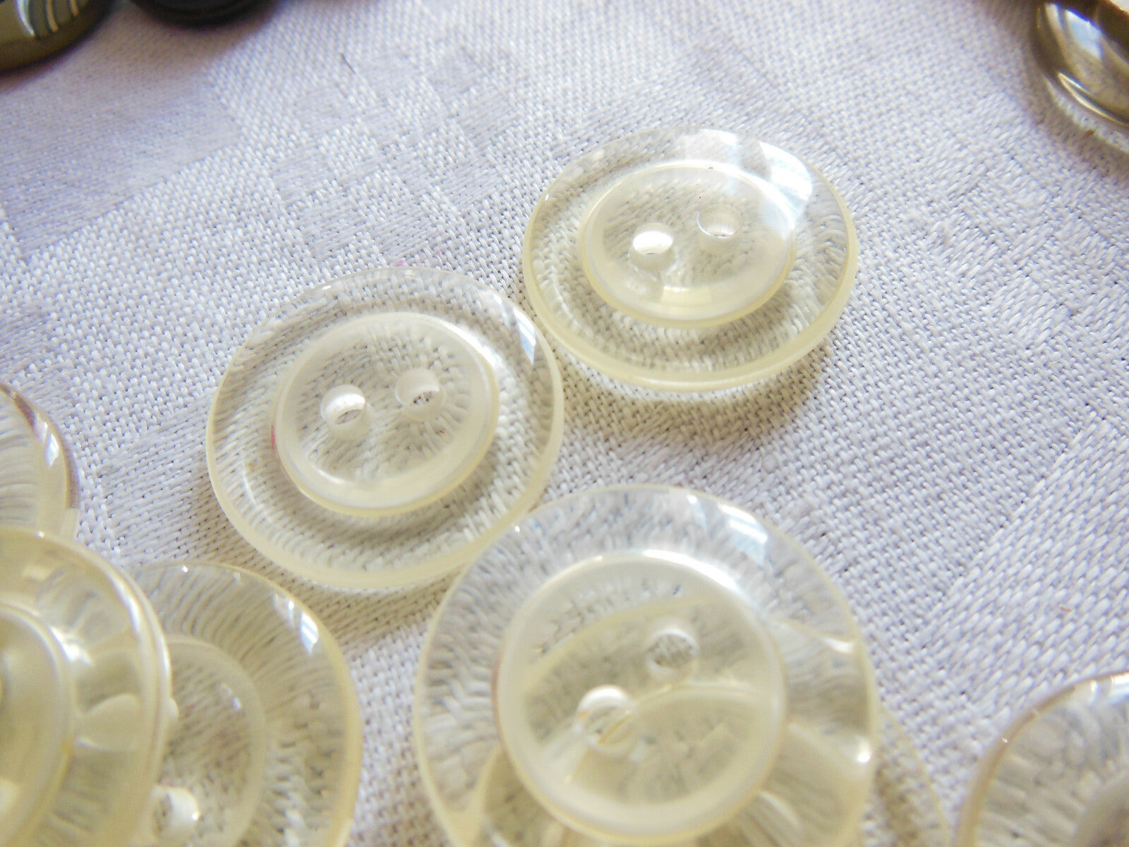 Lot 16 boutons vintage transparents légèrement jaune  diamètre 2 cm ref 5117
