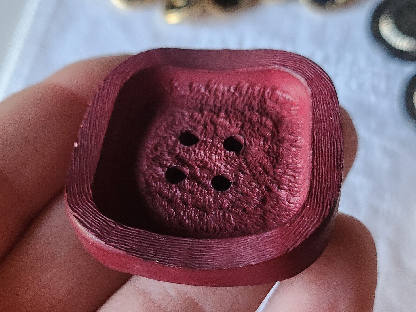 Enorme bouton vintage rouge carré mat texturé  4,3 cm ref 2794