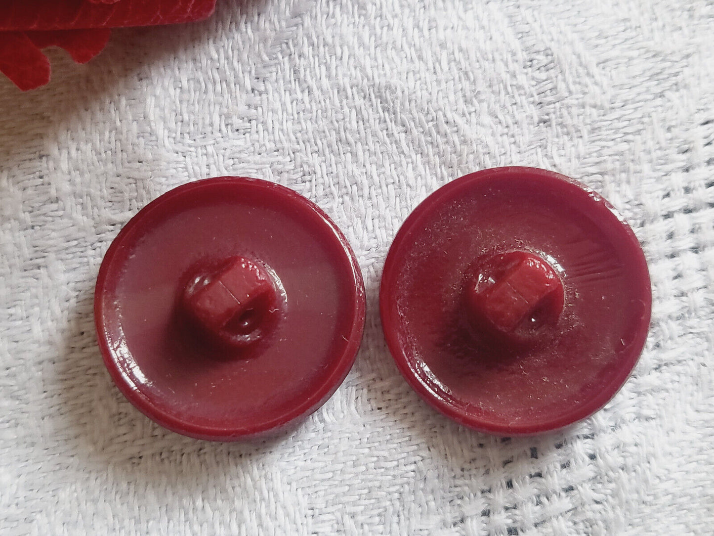 Duo boutons en verre rouge foncé argenté motif 1,8  cm  année 50 D9B