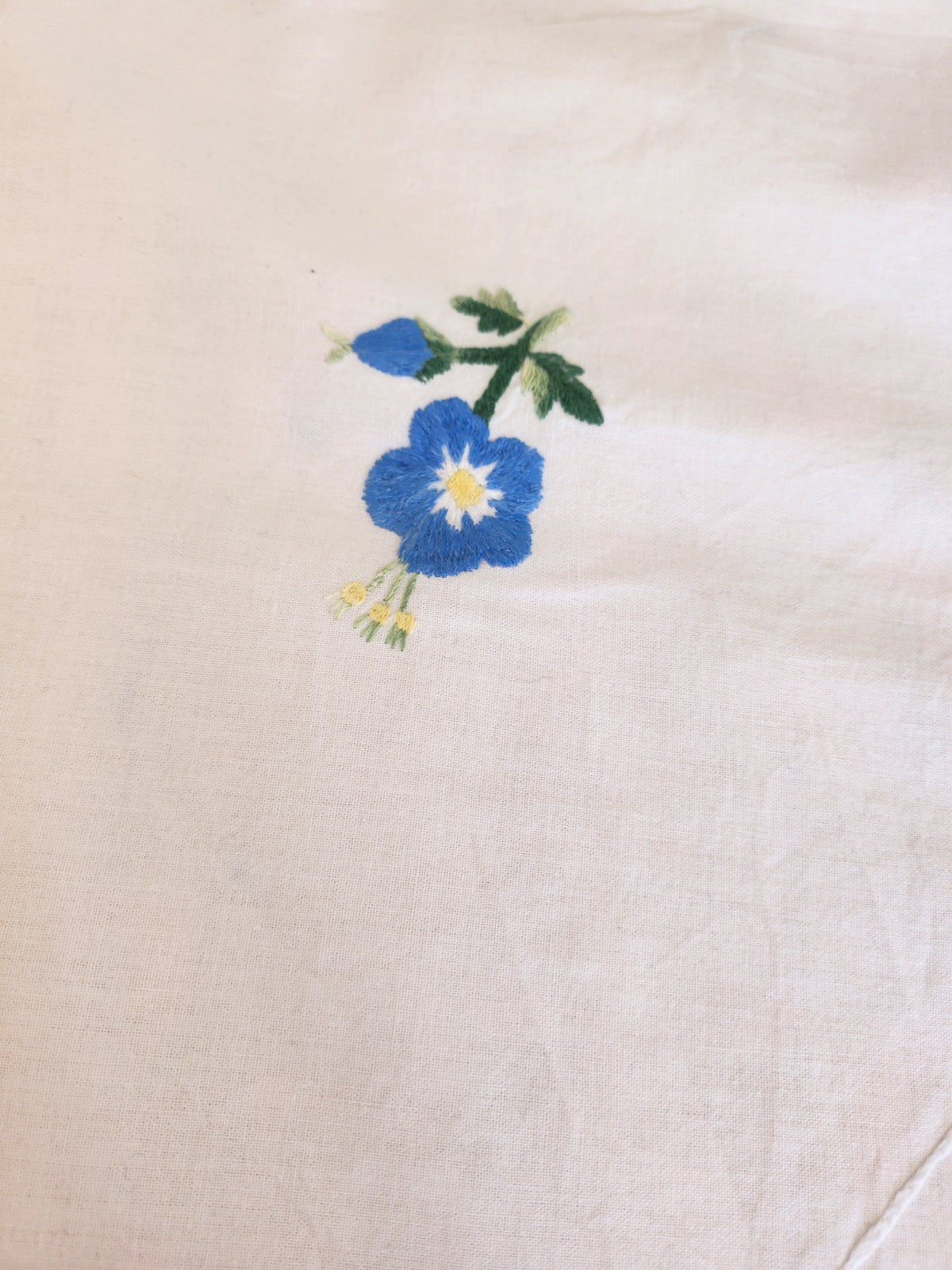 Long chemin de table ancien broderie bleue main 150 cm sur 52 cm B7