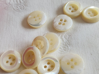Lot  12 boutons anciens en nacre blanc épais bord 1,7 cm lourd ref  6352