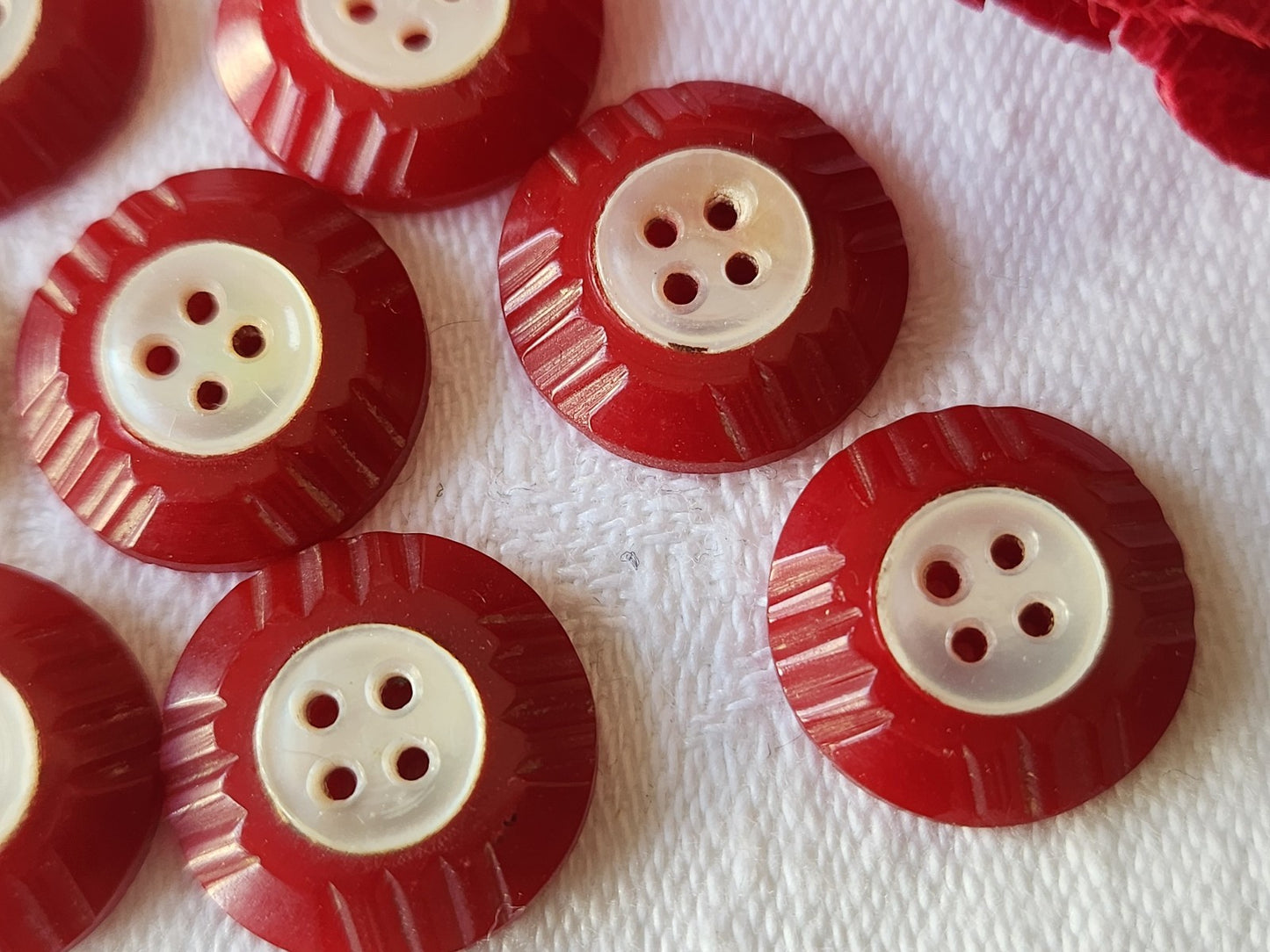 Lot 8 boutons anciens  collection art deco nacre rouge 1,5 cm ref 5458
