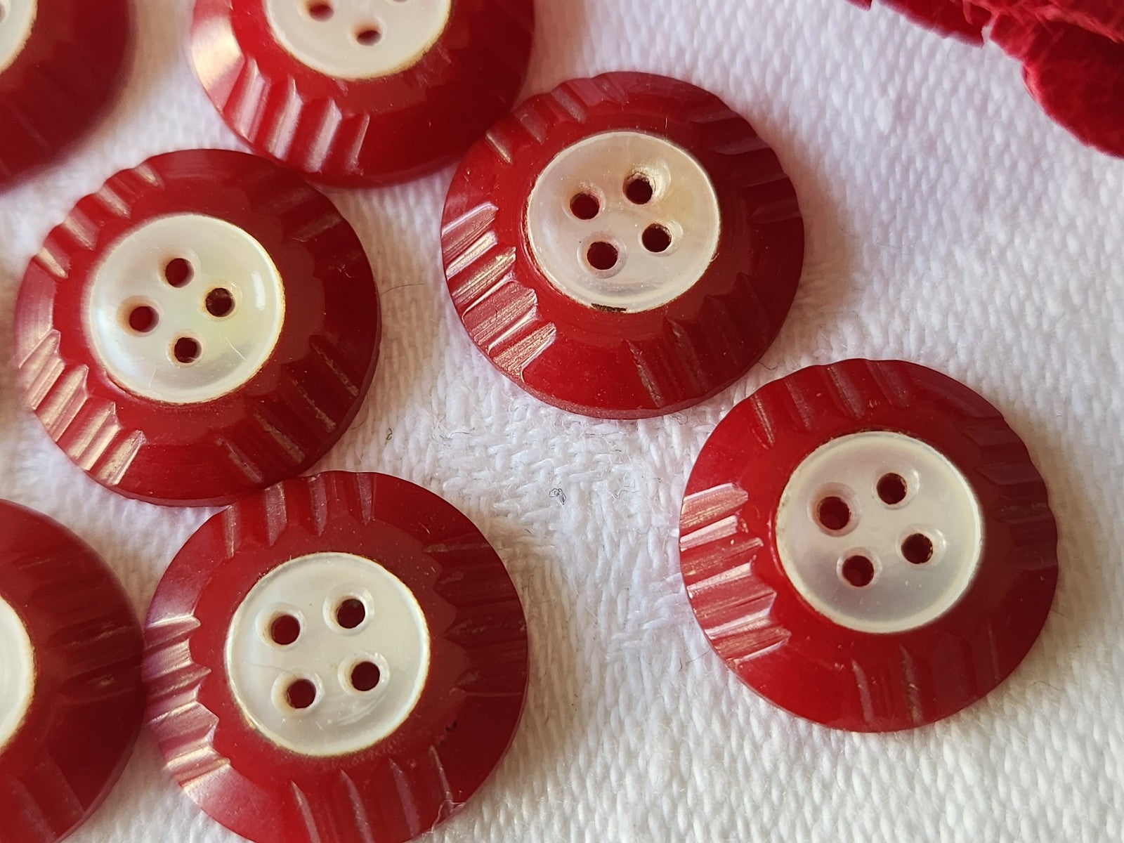 Lot 8 boutons anciens  collection art deco nacre rouge 1,5 cm ref 5458