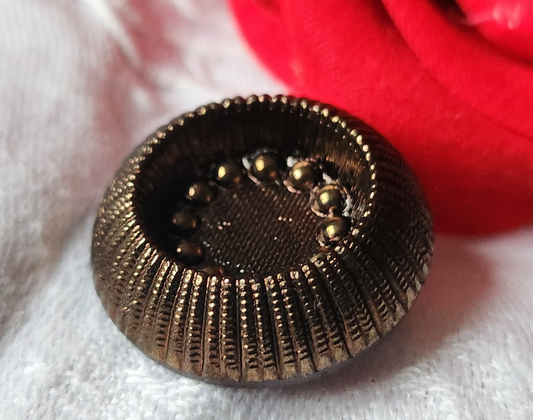 Gros bouton ancien  en verre marron relief 2,5 cm D17I