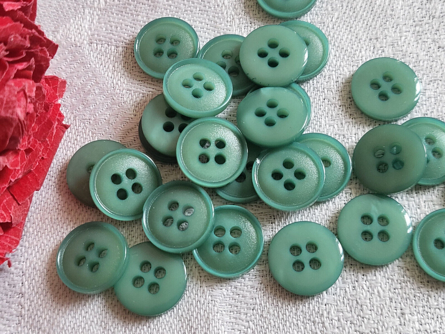 lot 25 petits boutons vintage vert 4 trous diamètre  1,2 cm ref 738