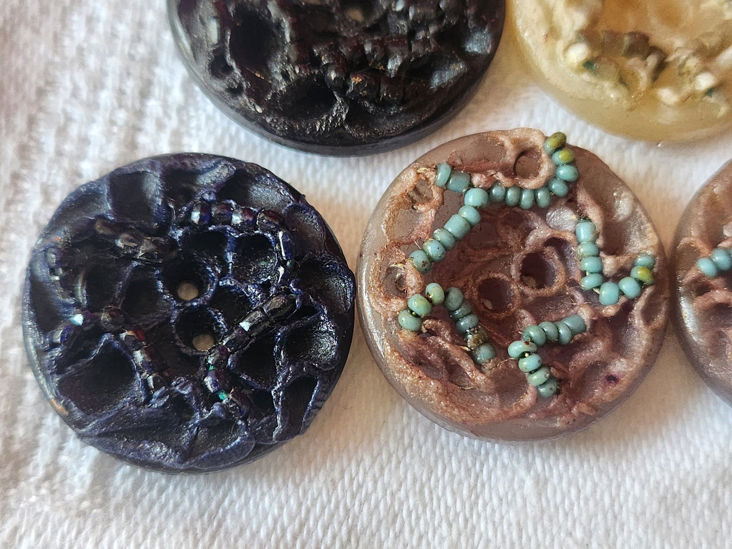 Collection lot 5 boutons vintage résine avec perle 2,1 à 2,4 cm ref 1504