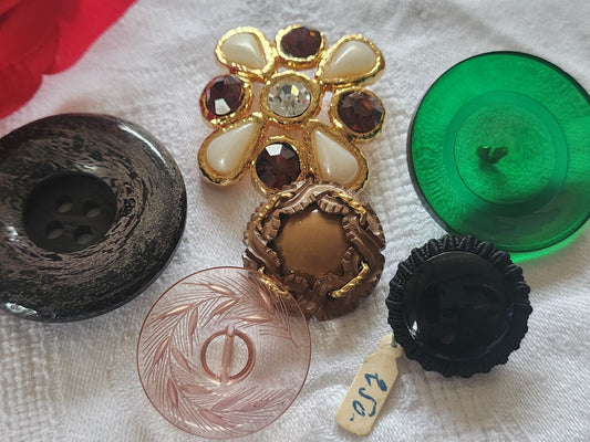 Collection lot 6 boutons anciens originaux diamètre au maximum: 4,3 cm ref 2477