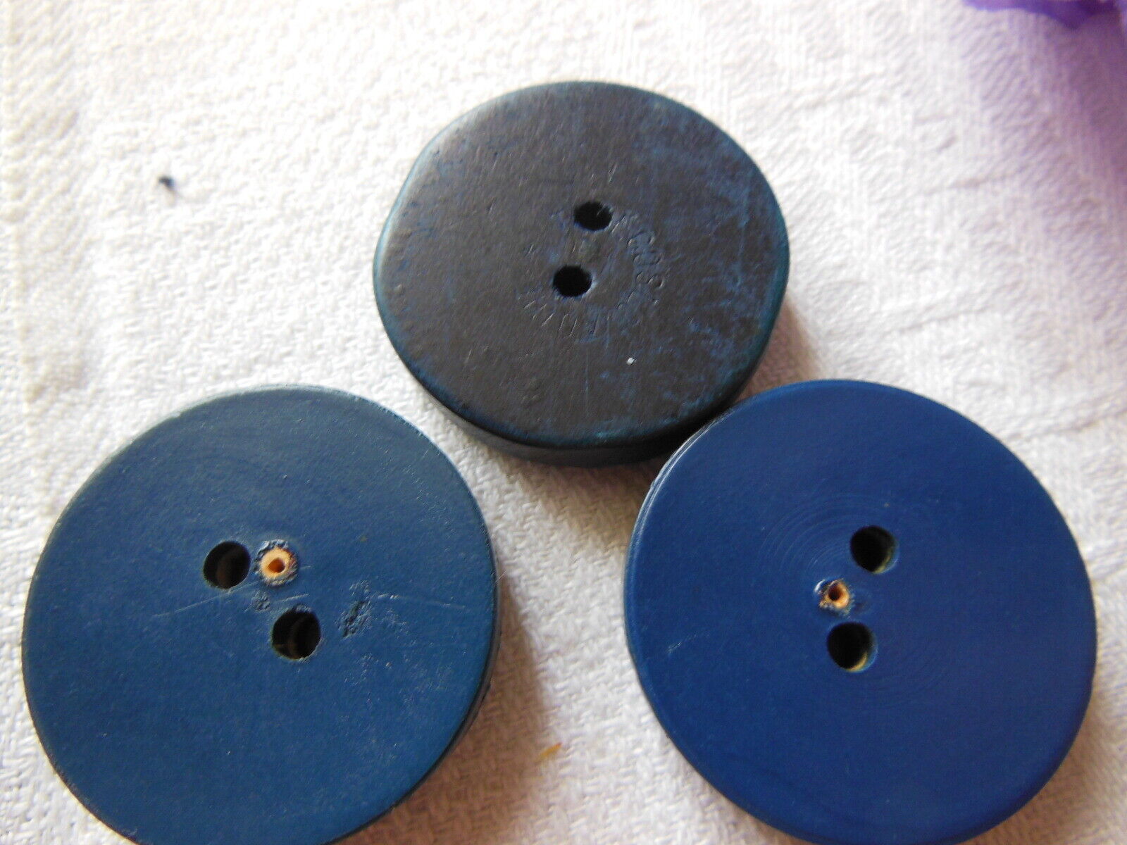 Duo gros boutons anciens en bois bleu  manteaux 3 et 3,1  cm D17I