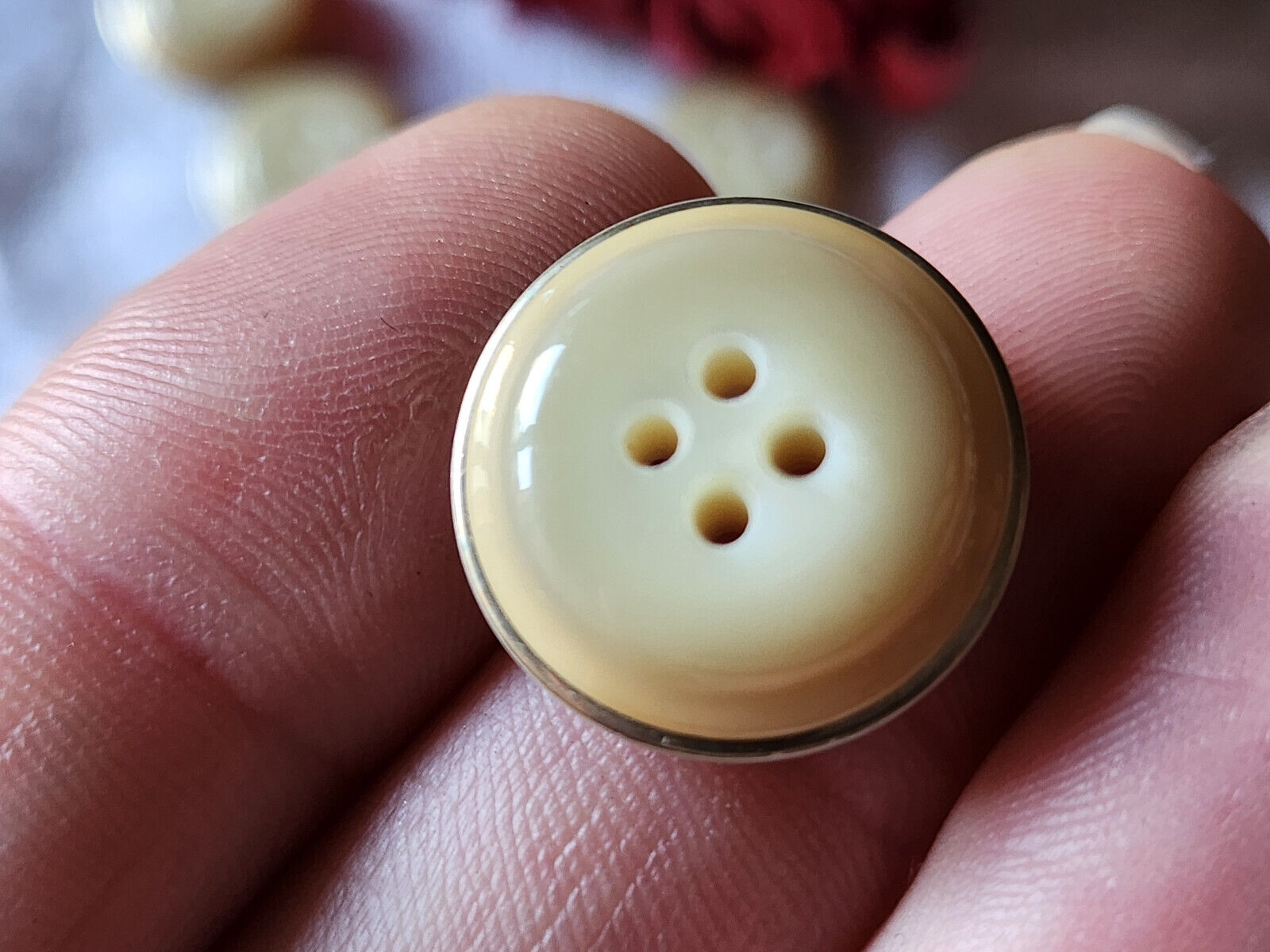 Lot 7 boutons vintage beige bord doré trous bombé  1,8 cm ref 290