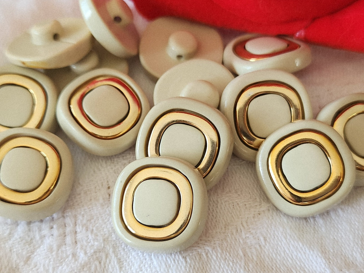 Lot 10 boutons vintage beige ? doré pied 1,8 cm travaillé ref 3855