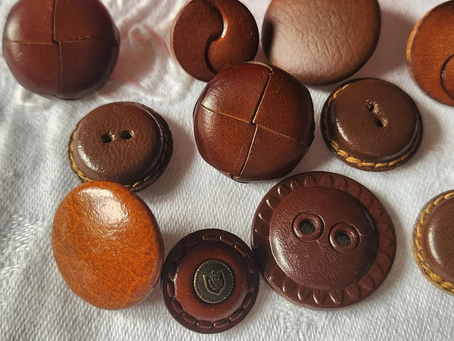 Lot 12 boutons en cuir panaché vintage marron 1,8 à 2,7 cm ref 5196