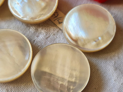 Lot 6 gros bouton ancien en nacre épais joli blanc laiteux  à pied 3 cm ref 5052
