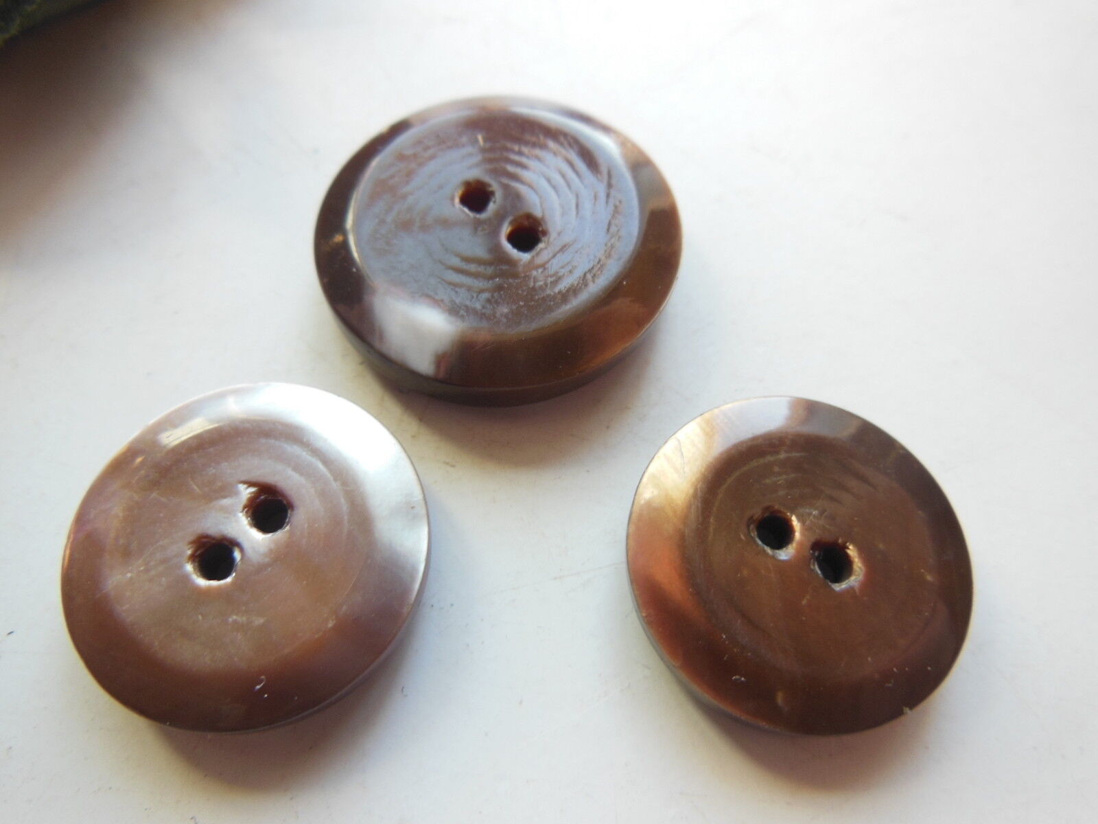 Trio boutons marron en nacre vintage diamètre 2,1 cm et 1,8 cm D3P