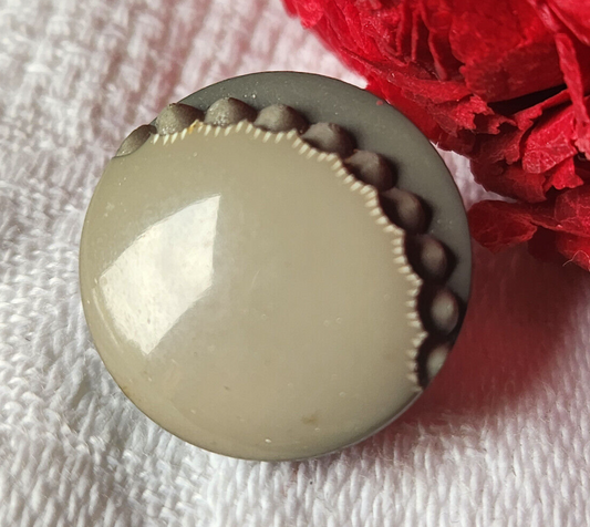 Ancien bouton bicolore gris travaillé pied laiton diamètre 1,9 cm ref 4587