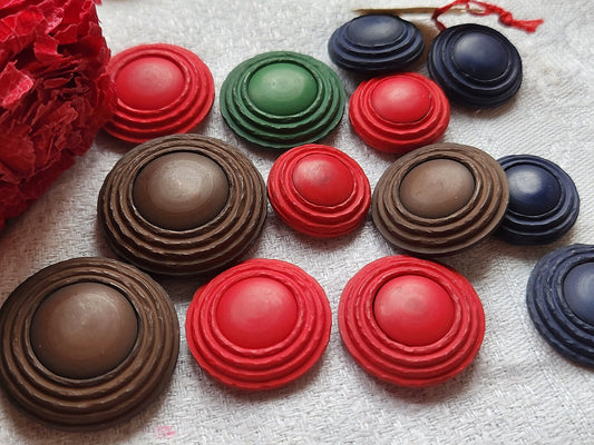 Lot 13 boutons vintage  mat à pied travaillé panaché  1,7 à  2,6 cm ref 3300