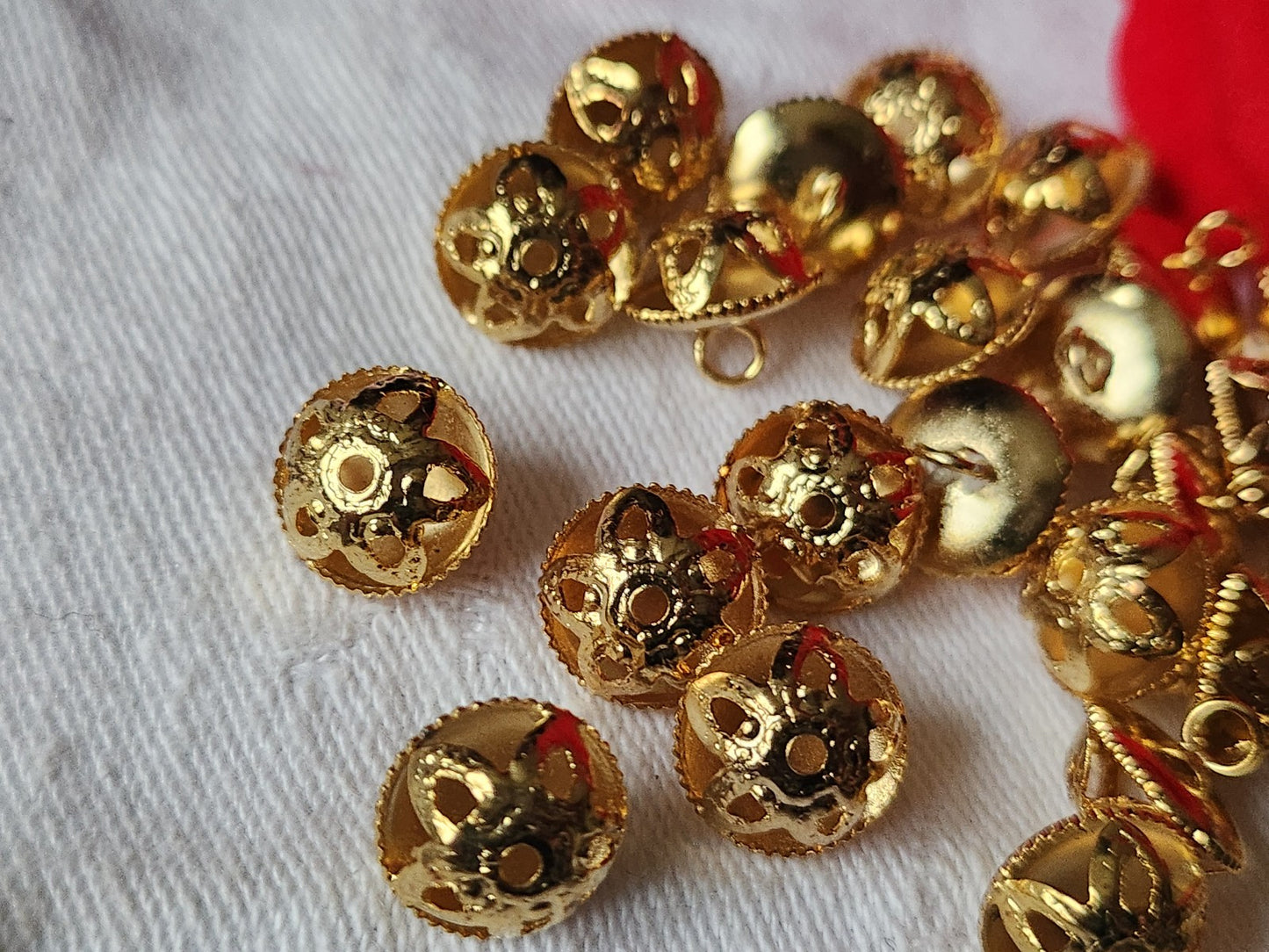 Lot 12 boutons vintage en metal dentelle hyper leger grelot 1 cm ref 3953