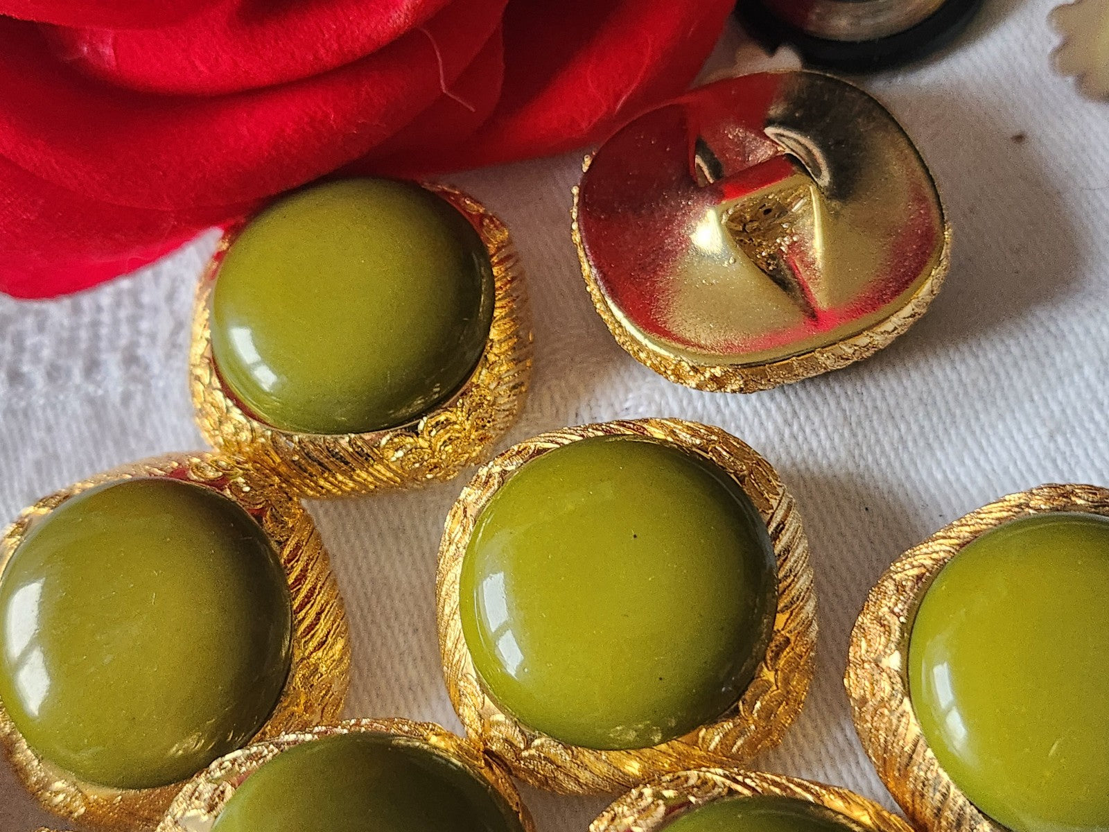 Lot 6 boutons vintage doré vert résine sculpté jolis pied  2,5 cm ref 3880 **