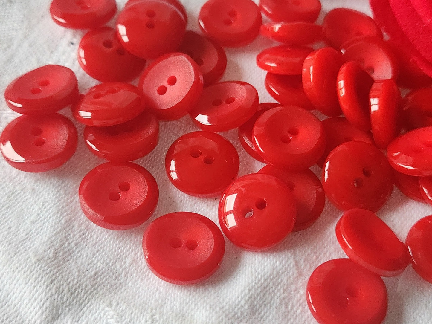 Lot 18 boutons vintage rouge petit trous 1,5 cm ref 1271