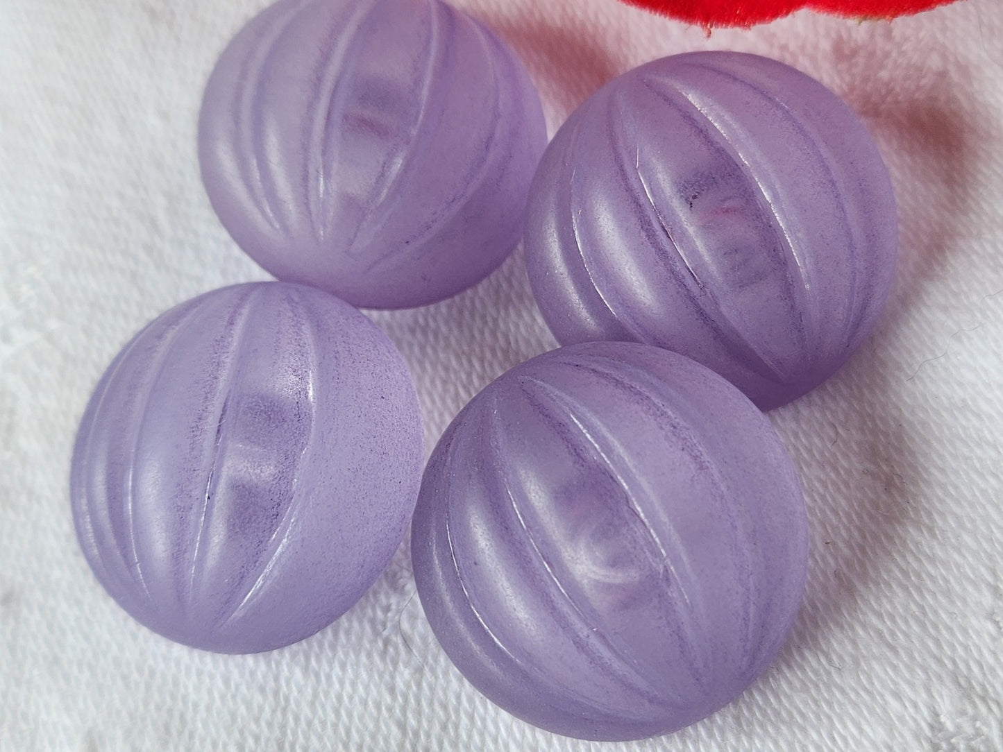 Lot 4 gros boutons vintage violet bord mat bombé pied 2,3 cm ref 3556
