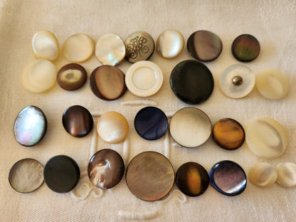Lot de 28 boutons anciens en nacre à pied 1,3 à 2,7 cm T8