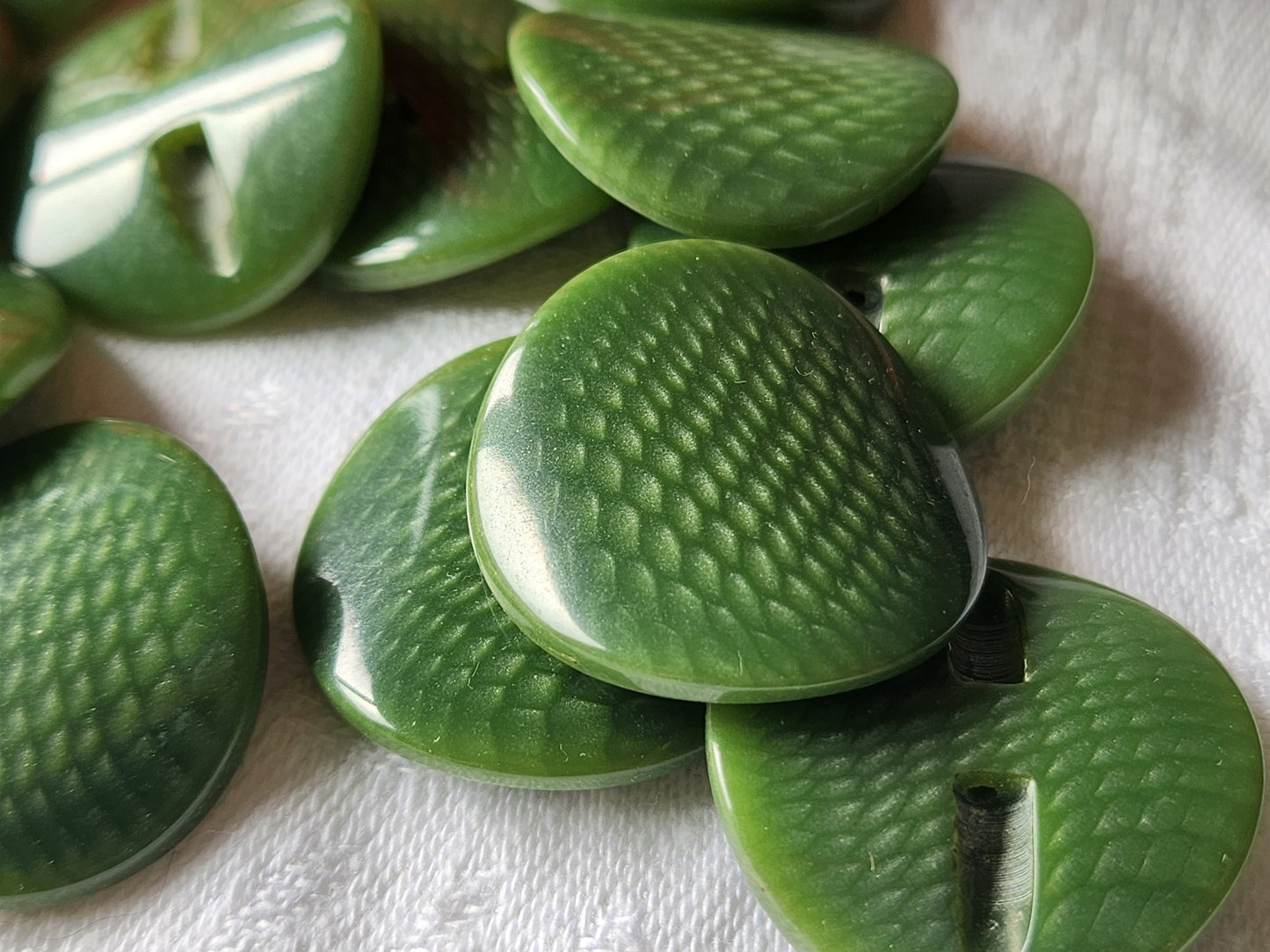 Lot 6 gros boutons ancien vert  motif courbé 2,7 cm pied ref 3548