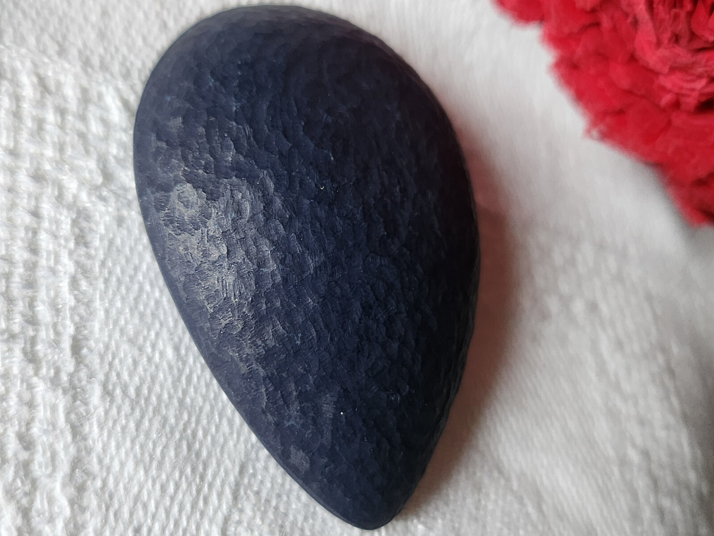 Gros bouton vintage forme goutte bleu martelé pied  4,2 cm sur 3 cm ref 1624