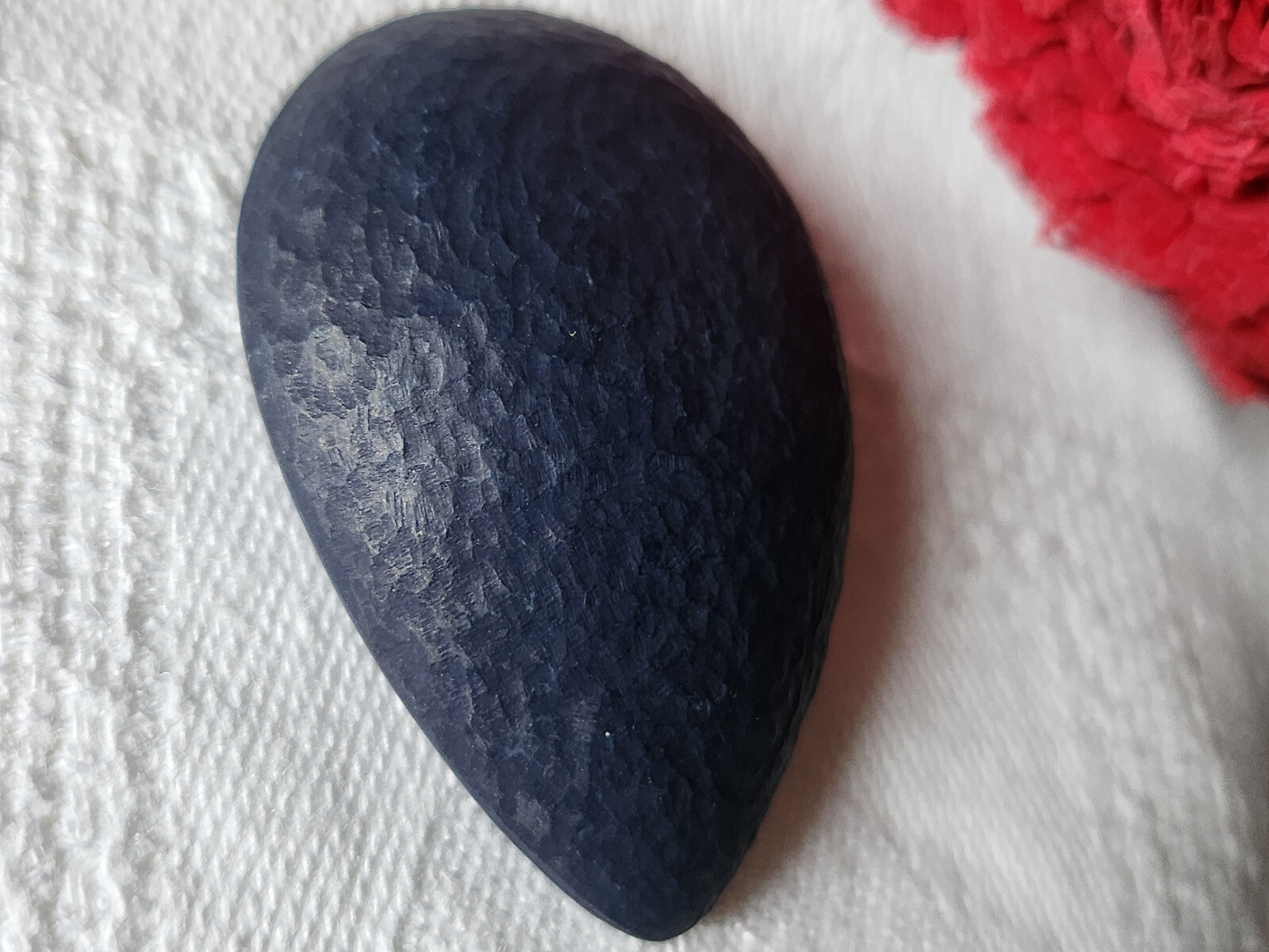Gros bouton vintage forme goutte bleu martelé pied  4,2 cm sur 3 cm ref 1624