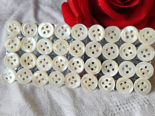 Plaque lot 36 boutons anciens en nacre blanc trous 1 cm corsage mini N°8