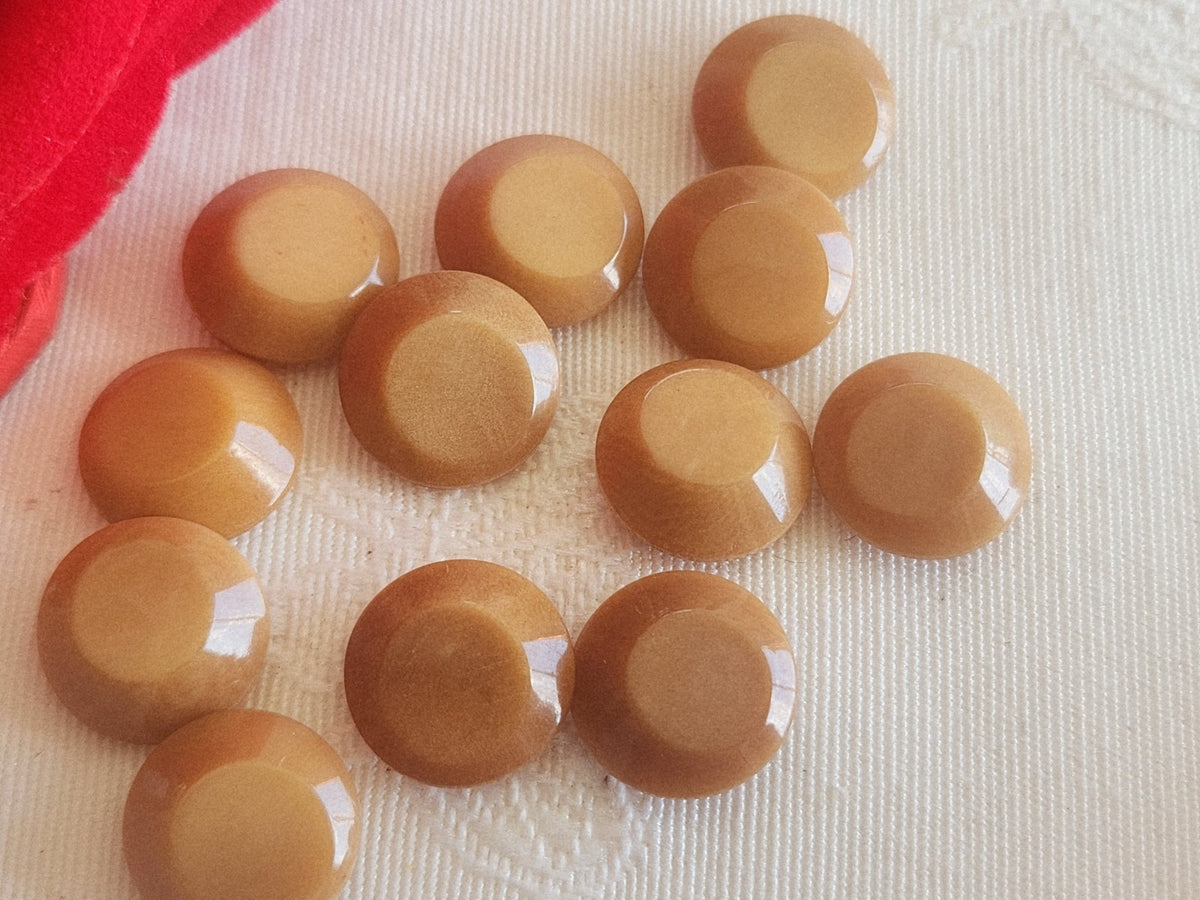 Lot 11 ^petits boutons anciens en corozo  marron à pied 1,2 cm ou 12 mm ref 6269