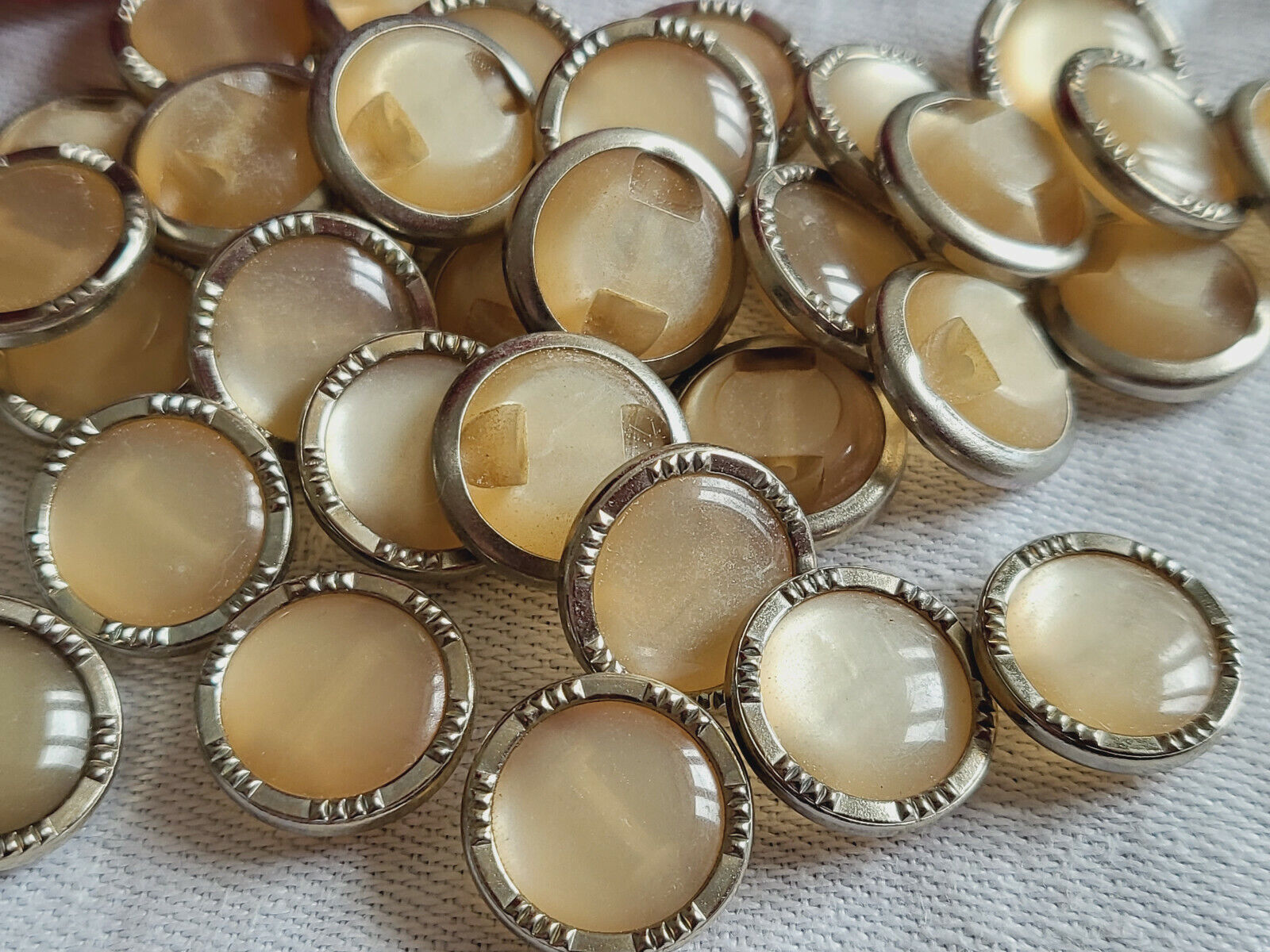 Lot  15 petit boutons vintage beige lumineux monture métal pied  1,3 cm ref 3335