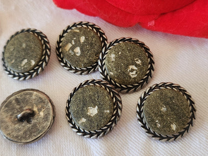 Lot 6 boutons en métal argenté coeur vert effet usé 1,8 cm pied ref 3874