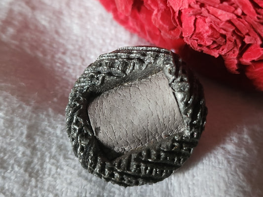 Bouton vintage en résine cœur en cuir gris diamètre  2,2 cm  G18O