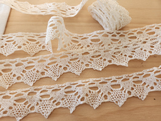 Dentelle ancienne plutôt large 1 mètre 90 sur 2,7 cm   T3-10