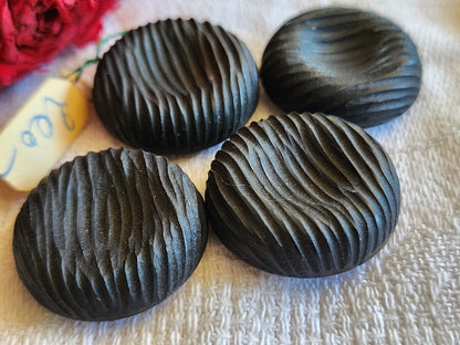 Lot 4 boutons anciens noir striè incurvés pied 2,2 cm ref 5717