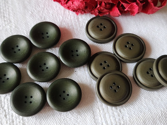 Lot 13 boutons vintage vert kaki 2 series 1,7 et 1,8 cm ref 3181