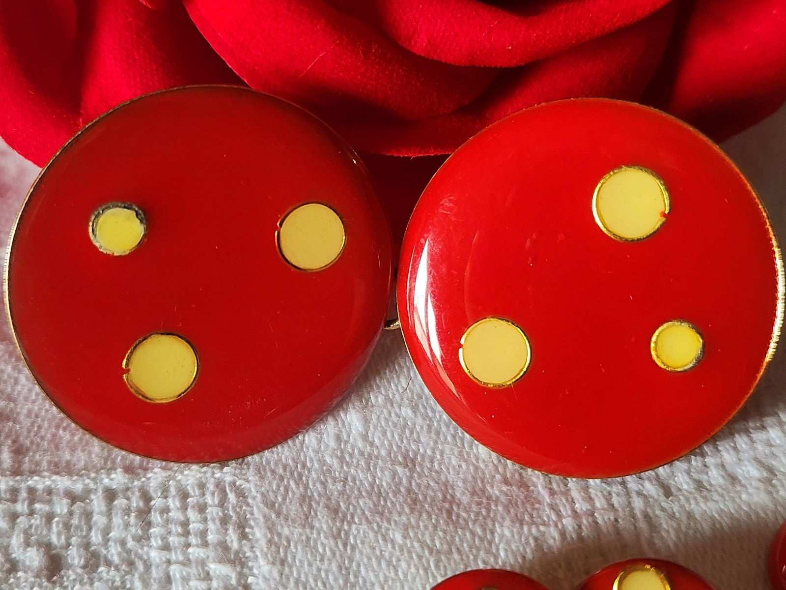 Rare Boucle de ceinture ancienne avec ses 8 boutons assortis rouge  T1