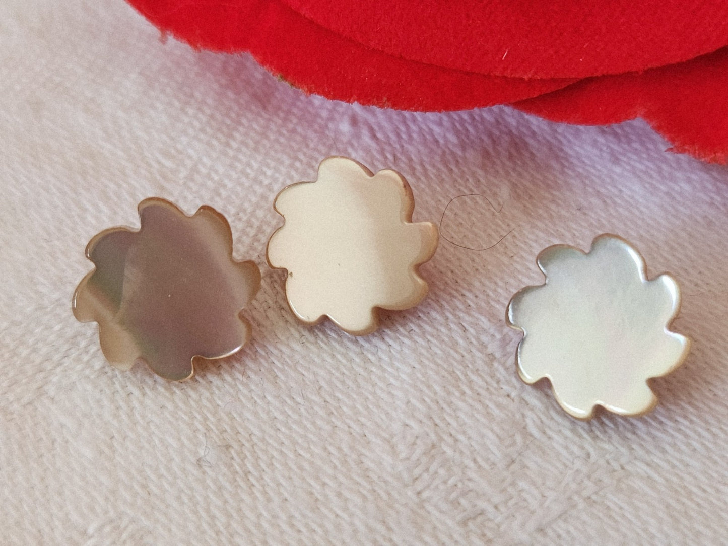 Trio boutons anciens en nacre travaillé marron trés clair 1,1 cm G2A
