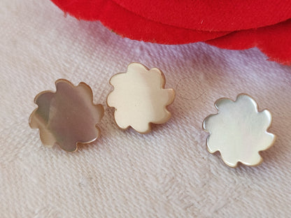 Trio boutons anciens en nacre travaillé marron trés clair 1,1 cm G2A