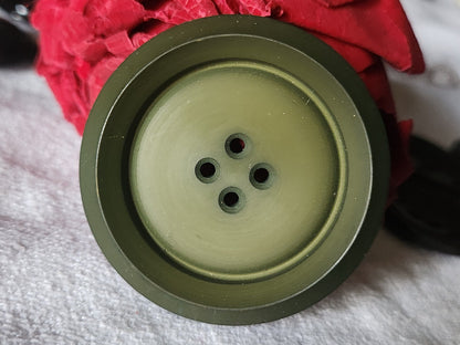 Enorme bouton vintage vert mat épais 4,4 cm trous ref 5178