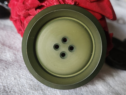 Enorme bouton vintage vert mat épais 4,4 cm trous ref 5178
