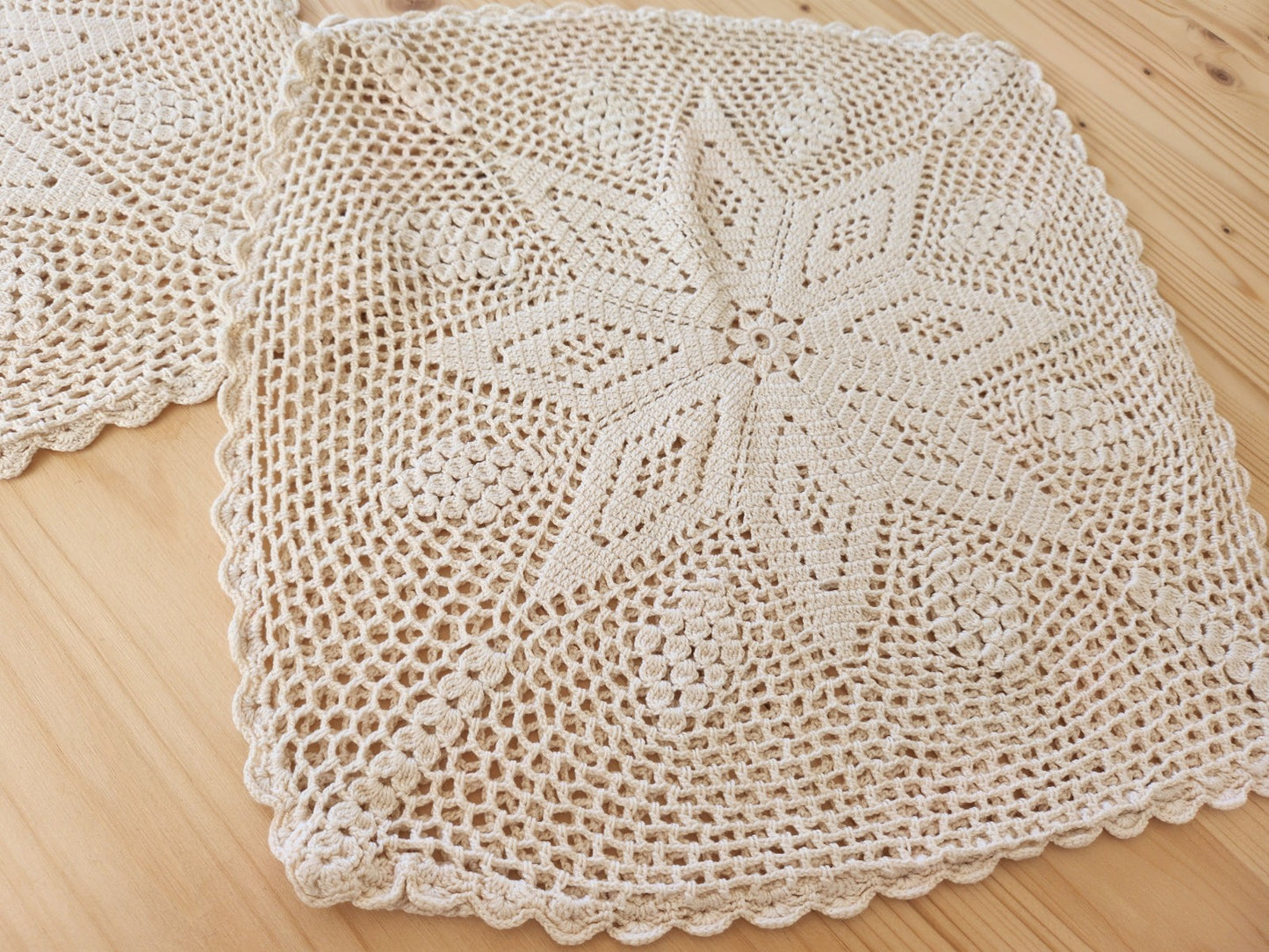 Lot deux anciennes taies d'oreillers main crème crochet superbes B6