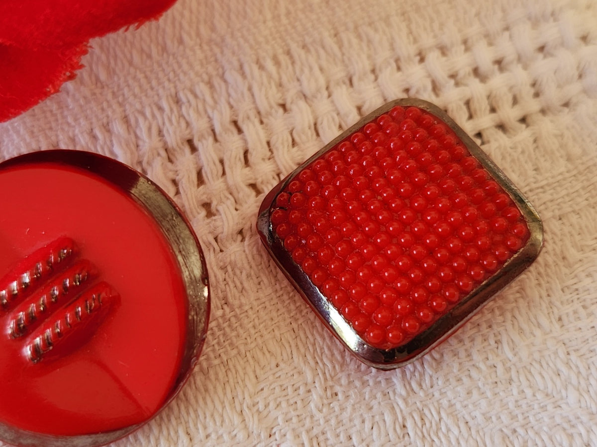 Duo boutons anciens en verre rouge 1,8 cm et 2,1 cm argenté D17M