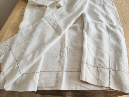 Ancien retour de drap blanc monogramme BB jour échelle découverte  B6
