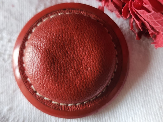 Collection gros bouton coeur cuir rouge monture resine 3,7 cm D8P