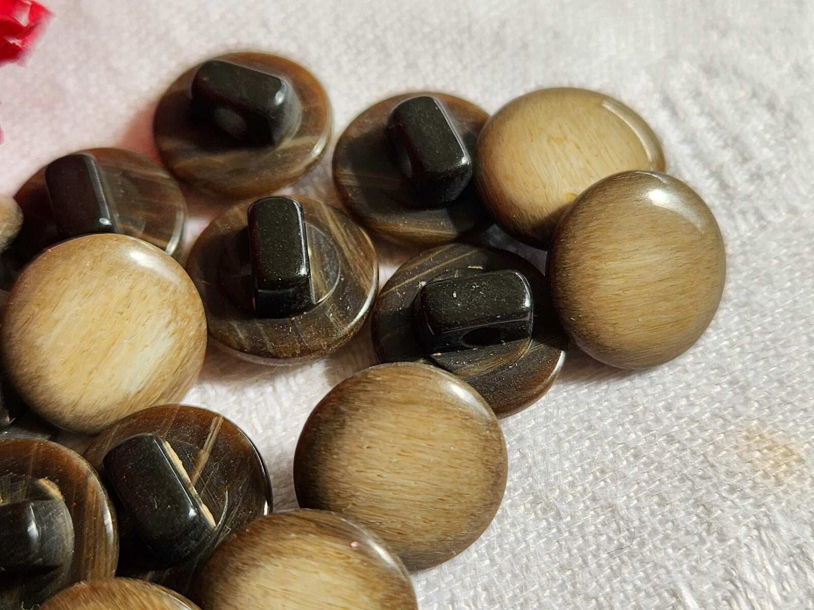 Lot 18 petits boutons vintage marron crème  à pied 1,1 cm ref  936