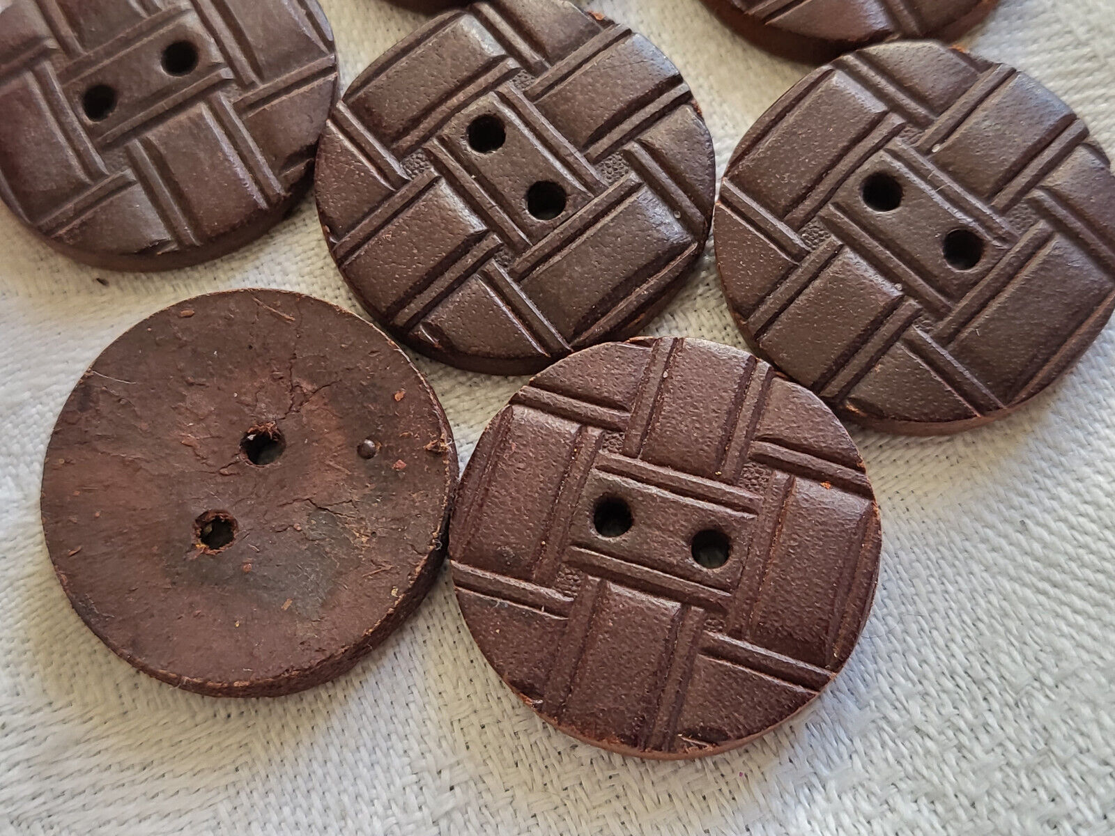 Lot 7 boutons vintage marron en bois chocolat à trous  2,3 cm ref 3256