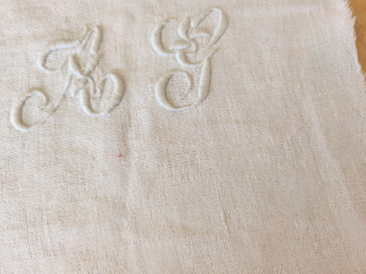 Ancien monogramme ancien AG  8 cm sur 4 cm T8