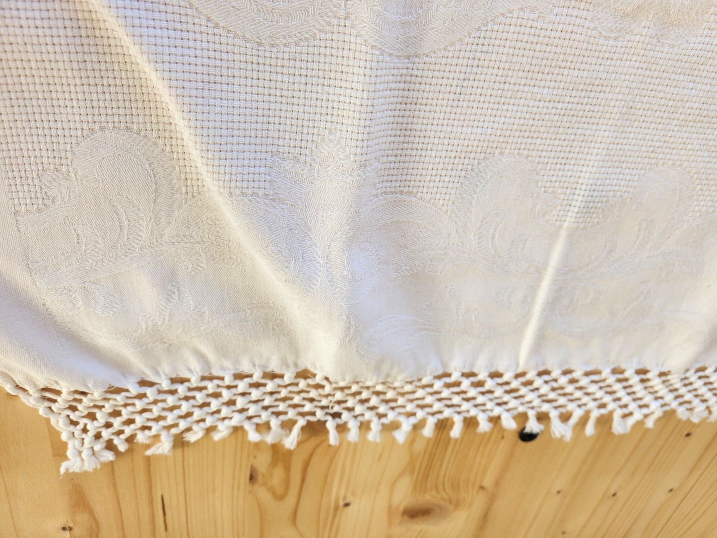 Ancien cache torchon ou serviette frangée blanc damassée B6