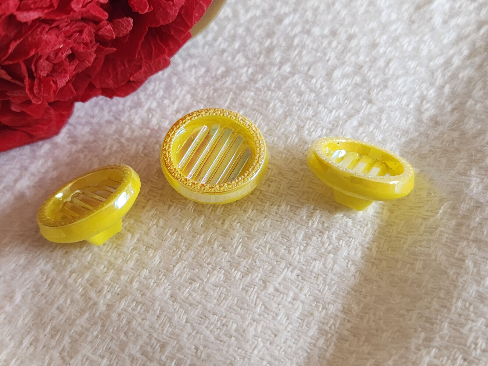 Trio boutons anciens en verre  jaune irisé  à pied 1,4  cm D12A